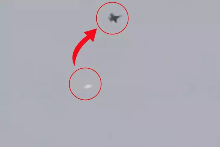 İran’ın ABD’ye ait FA-18 savaş uçağını hedef aldığı anlar kamerada