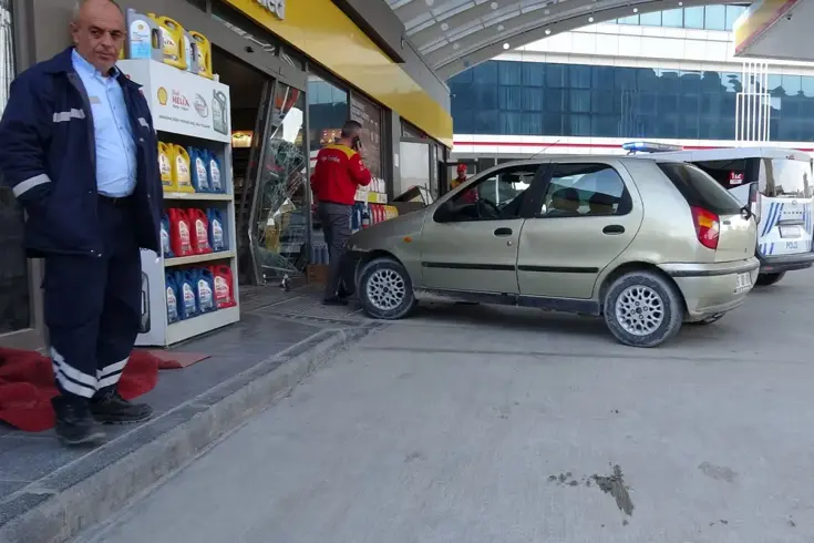 Kasiyerle tartışan askeri personel aracıyla istasyona daldı