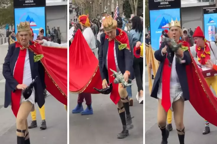 Trump’ın altına bez bağlayıp eline oyuncak verdiler