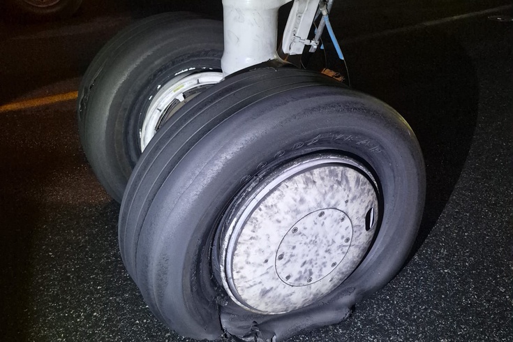 İstanbul Havalimanı'nda 2 lastiği patlayan uçağın pilotu taksi yolunda bekledi / Ek bilgi