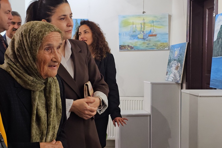 81 yaşındaki Şahinde Ermiş, televizyondan öğrendiği resim sanatını ikinci kez sergiledi