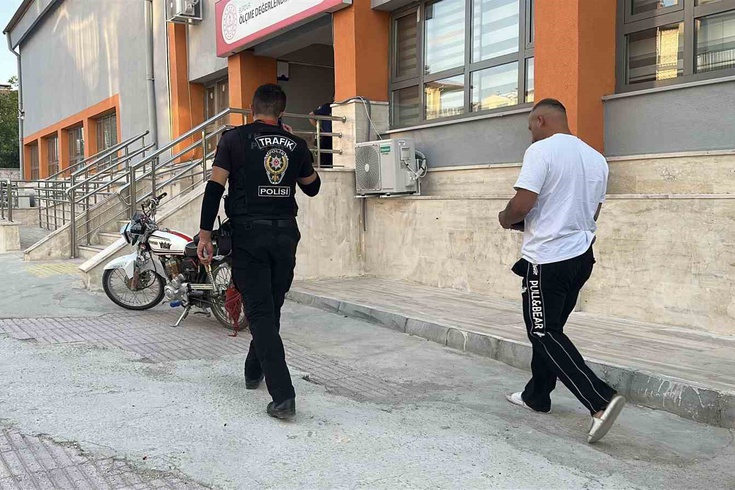Burdur'da plakasını gizleyip polisten kaçan motosikletli, ehliyet sınavı çıkışında kıskıvrak yakalandı