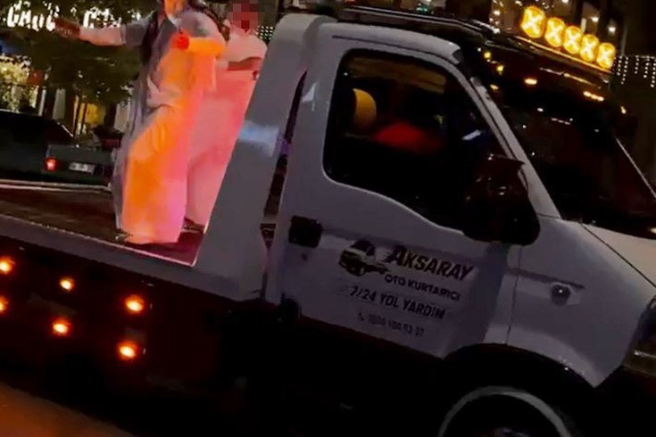 Seyir halindeki çekicinin üstünde dans ettiler, fatura ağır oldu