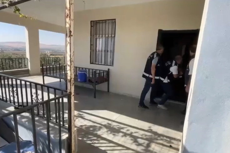 Ağlayan kadını fark eden Samsun polisi izi Şanlıurfa’daki bağ evine kadar sürdü: 2 milyon liralık dolandırıcılık yapanlar yakalandı