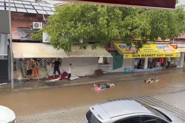 Fethiye'yi sağanak vurdu! Caddede biriken suda deniz simidiyle yüzdüler