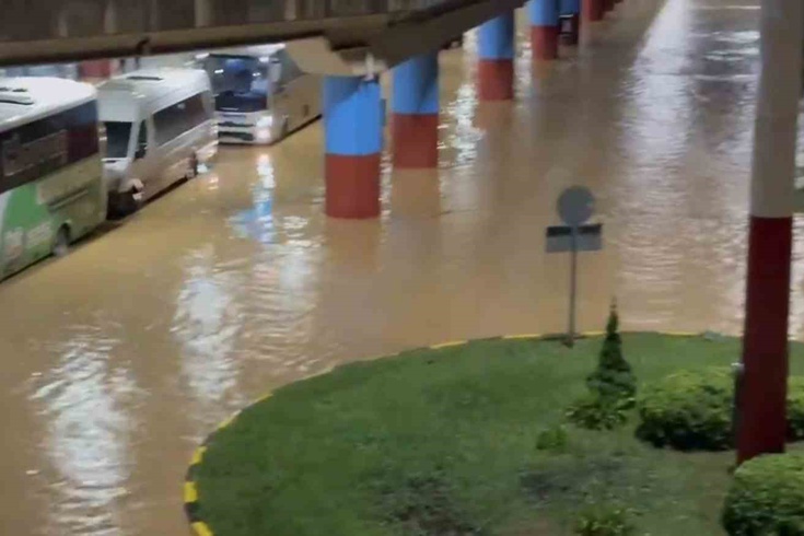 Trabzon'da şiddetli yağış yolları göle çevirdi, havalimanı otoparkı su altında kaldı