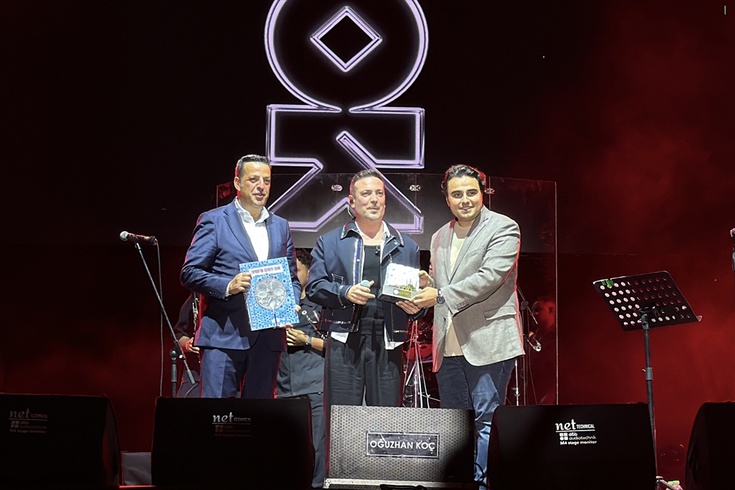 Oğuzhan Koç'a konserde ilginç hediye! Şaşkınlığını gizleyemedi