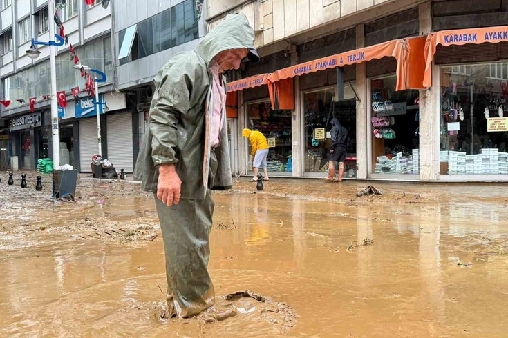 İyidere ve Pazar'da sel sonrası mesai: Su çekildi, hasar ortaya çıktı