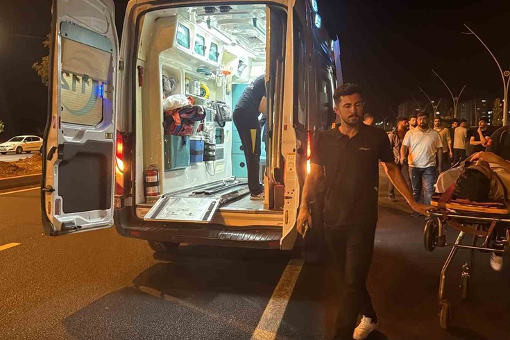 Kamyonetin kapısı açıldı, bir anda kendini yolda buldu