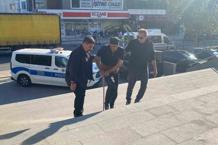 Yaşlı kadını eşi satırla öldürdü! Sabaha kadar başında beklemiş