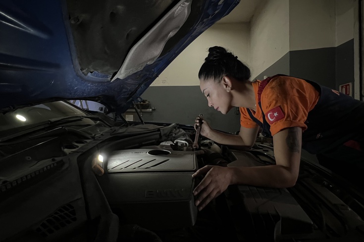 Ankaralı Fatma Kuşçu ustaların yanında öğrendi, şimdi kendi dükkanında motor söküyor