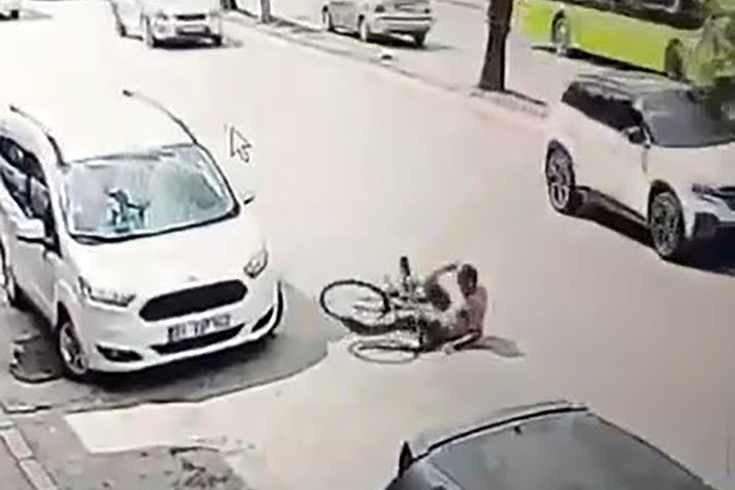 Yüreğir'de bisikletliyi yere seren kaza kamerada! Otobüs şoförü hiç durmadı