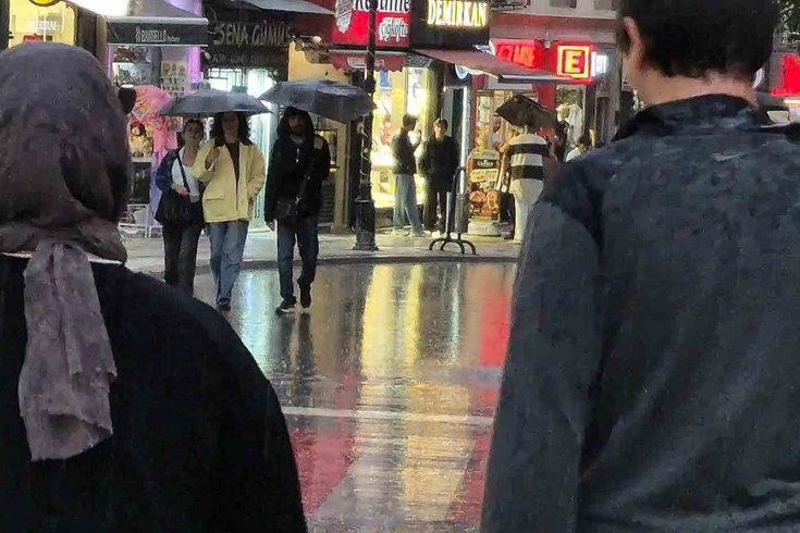 Bartın'ı fırtına vurdu! Ağaçlar devrildi, elektrikler kesildi