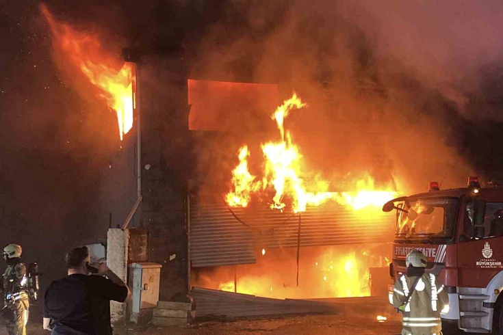 Esenyurt'ta 4 iş yeri ve yemek şirketine sıçrayan yangın 2 saatte söndürüldü
