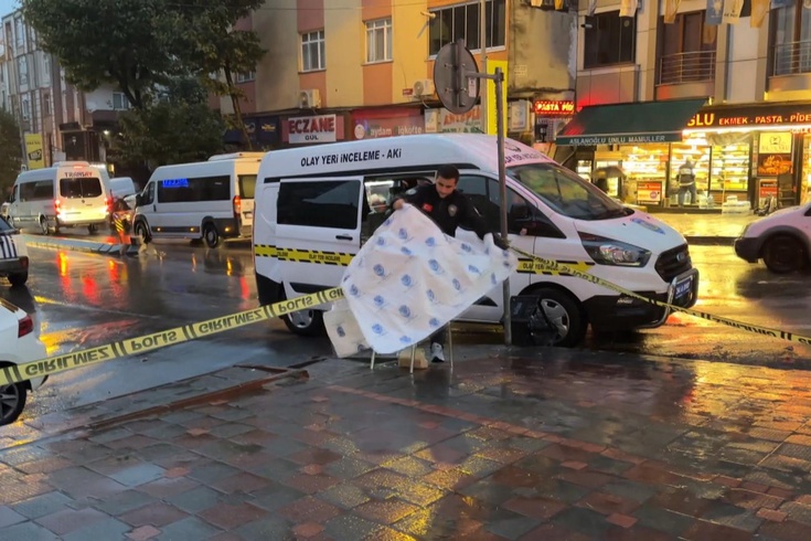 Gaziosmanpaşa'da kaldırım taşıyla cama saldırdılar, kıramayınca patlayıcı bırakıp kaçtılar