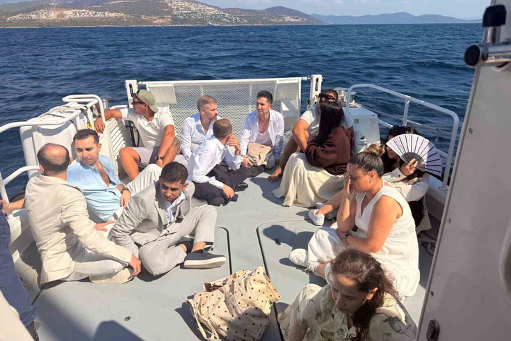 Kaçak geçişte şaşırtan yöntem! Dikkat çekmemek için şık kıyafetler giydiler