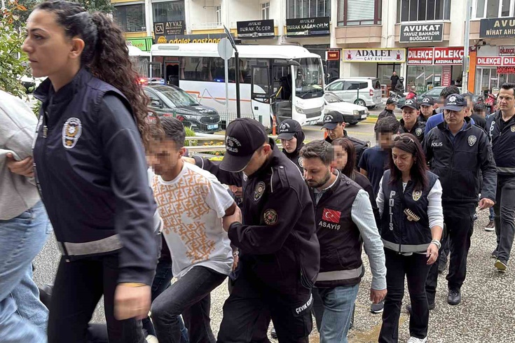 Kendilerini noter görevlisi diye tanıttılar! 55 ilde araç sahiplerini kandıran şebekeye 15 tutuklama