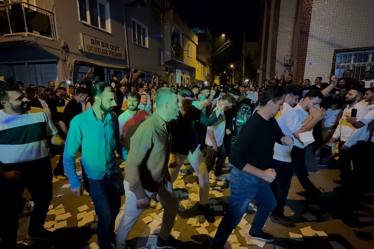 Bursa'da 20 yıllık mahalle geleneği: 'Salla Dansı' milyonlarca kişiye ulaştı