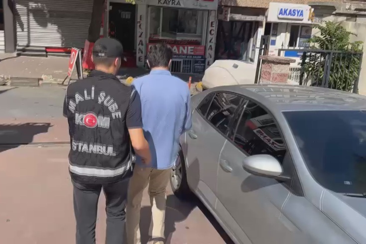 Tutuklanan Pusula Holding Başkanı Turhan'ın polis aracına biniş anları görüntülendi