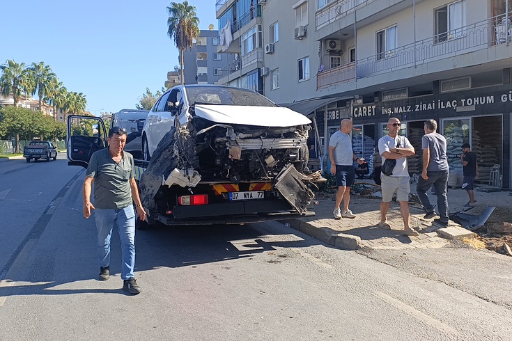 Alanya'da kontrolden çıkan otomobil durağa daldı: Yayanın hayati tehlikesi var
