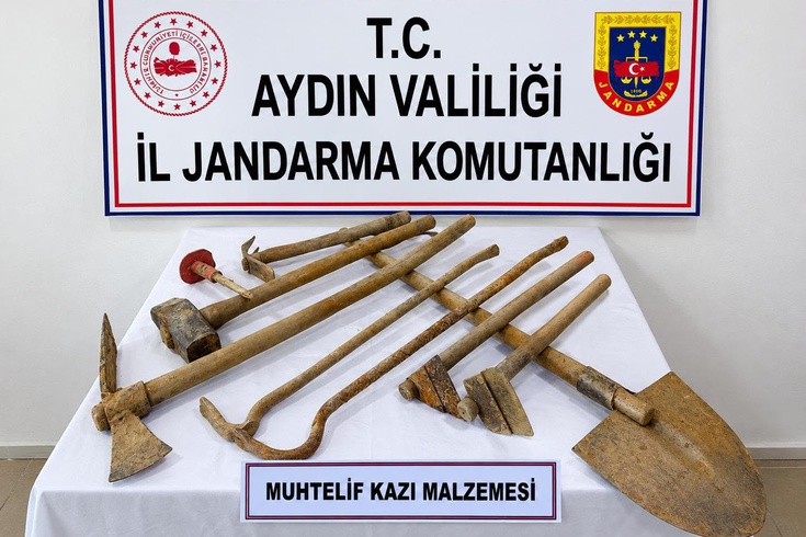 Jandarma, Nazilli'de çilek bahçesindeki kaçak kazıda 6 şüpheliyi suçüstü yakaladı