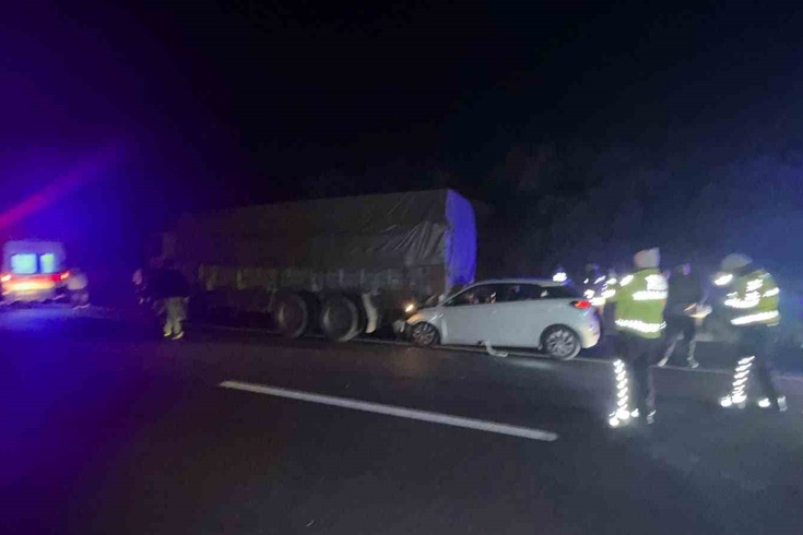 Bilecik Bozüyük'te kamyona arkadan çarpan otomobilde 1 kişi öldü, 2 kişi yaralandı