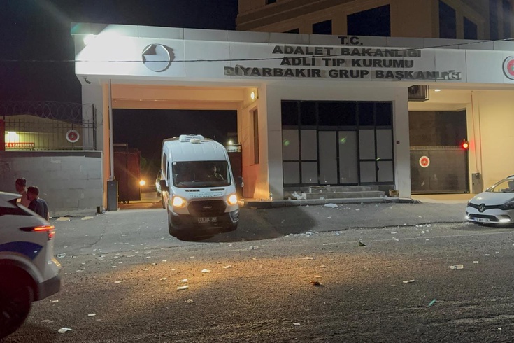 Böyle eş olmaz olsun! Kaçan kadını merdivende öldürdü
