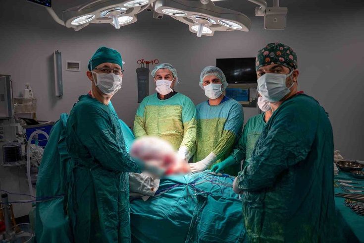 Karın ağrısı şikayetiyle hastaneye başvurdu, yumurtalığından 4 bebek ağırlığında kitle çıktı