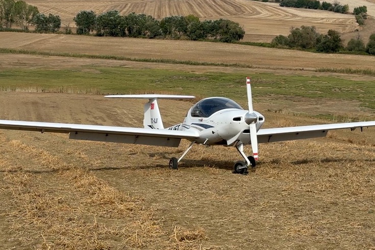 Tekirdağ'da tarlaya zorunlu iniş: Eğitim uçağında motor arızası, pilotlar sağlıklı