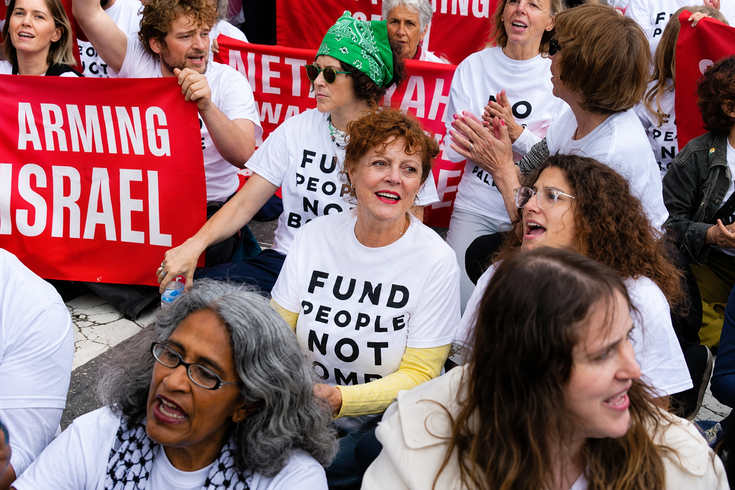 Susan Sarandon dahil 103 kişi New York'ta Netanyahu protestosunda gözaltına alındı