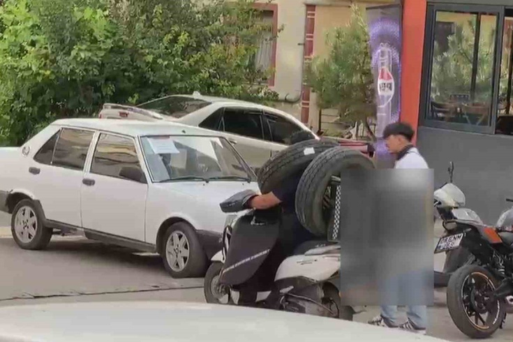 Kahramankazan'da motosikletli kuryenin tehlikeli yolculuğu: Bir lastik boynunda, biri arkada