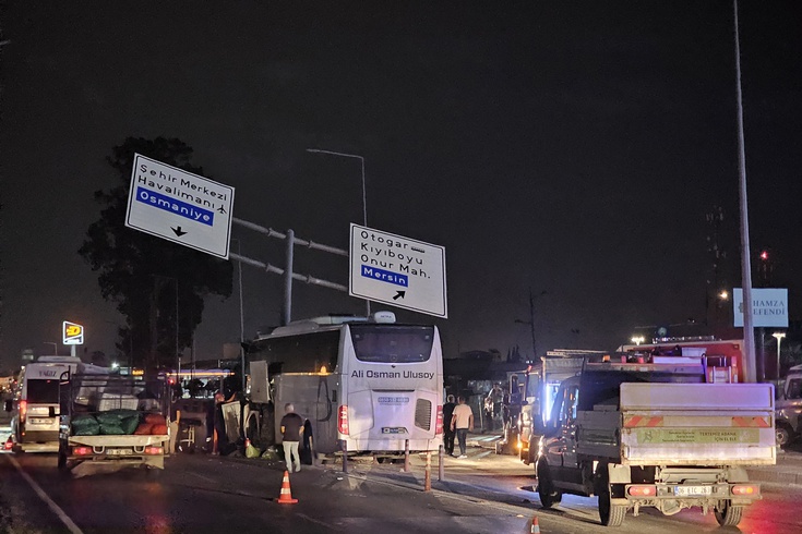 Hatay'dan Giresun'a giden otobüs Adana'da yön tabelası direğine çarptı: 11 yaralı