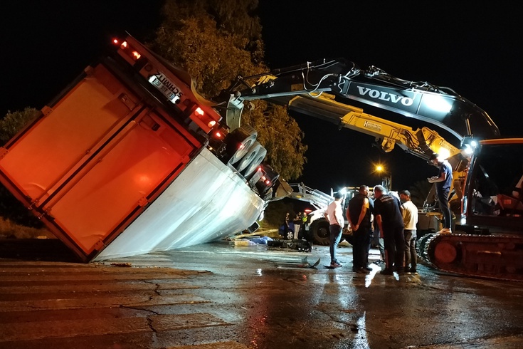 Antalya Manavgat'ta devrilen tırın altında kalan 2 kişi öldü, 1 kişi yaralandı