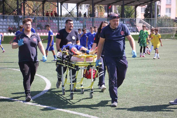 Aydın Yıldızsporlu 13 yaşındaki oyuncu sahada yere düştü, hakemin çağırdığı sağlıkçı dilini kurtardı