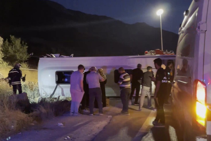 Gaziantep’te servis midibüsü ile otomobil çarpıştı: 5 ölü, çok sayıda yaralı var