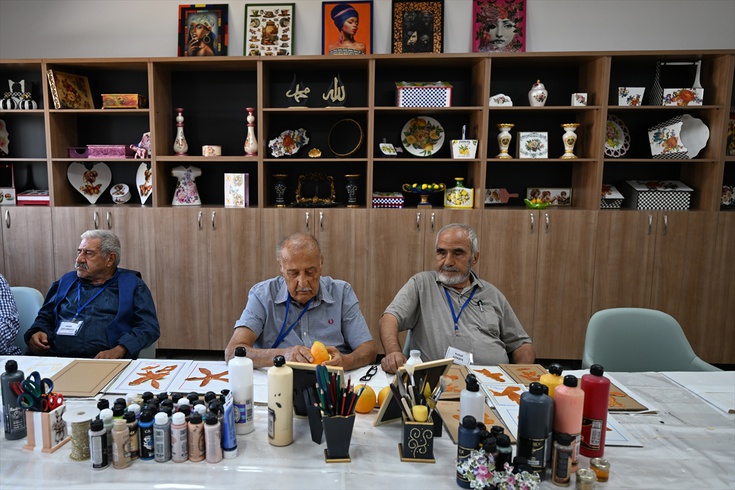 Emekli ressam Muzaffer Güner, 82 yaşında portakal kabuklarından kuş ve çiçek figürleri yapıyor