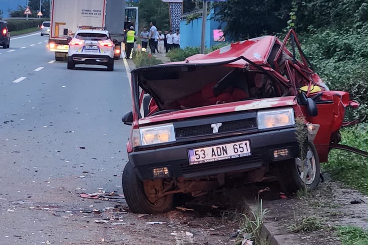 Karadeniz Sahil Yolu'nda duman çıkaran otomobile TIR çarptı, sürücünün durumu ciddi