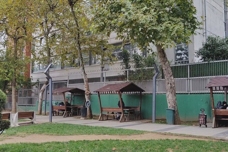 Bayrampaşa'da okul çevresi denetiminde kaçan 2 kişi yakalandı: Tabancayı 12 yaşındaki çocuklara saklatmak istemişler