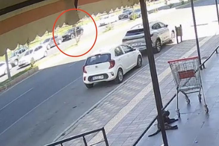 Kayapınar'da park eden otomobilin kapısı açıldı: Çarpan motosikletlinin üzerinden kamyonet geçti