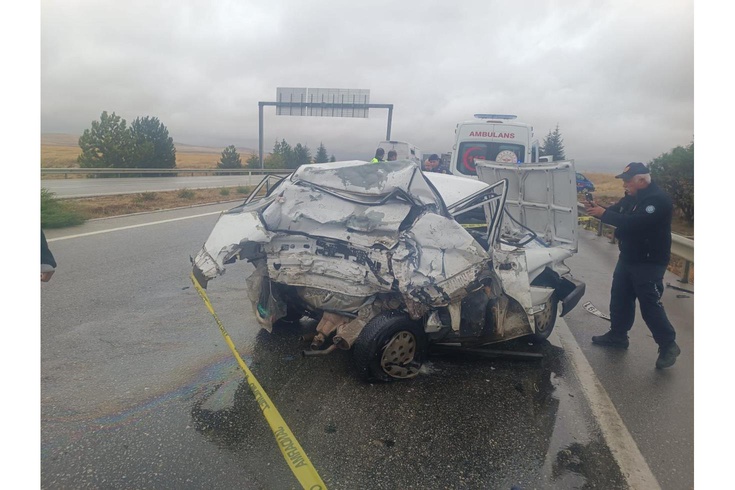 Eskişehir'de feci kaza: TIR'ın çarptığı otomobilde 2 kişi hayatını kaybetti