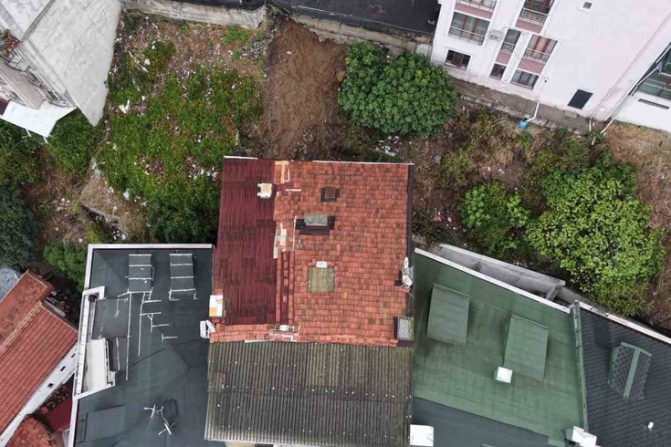 İstanbul'da sağanak yağış felaketi getiriyordu! Toprak kaydı, 25 kişi tahliye edildi