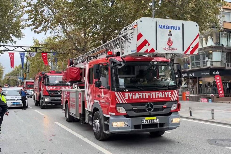 Bağdat Caddesi'nde inşaat koruma kaplaması 2 kişinin üzerine devrildi