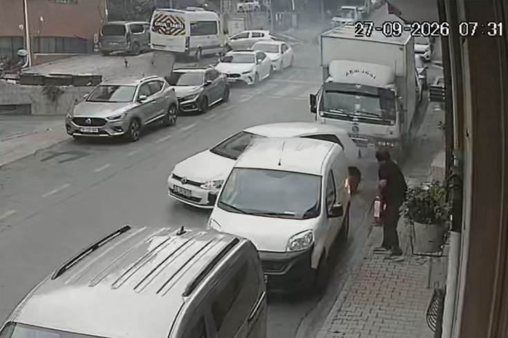 İstanbul Kağıthane'de kablo yangını sonrası patlama: Araç sahibi otomobilini son anda çekti
