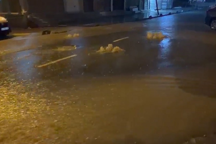 İstanbul'u sağanak esir aldı! Alt geçit kapandı, yollar göle döndü