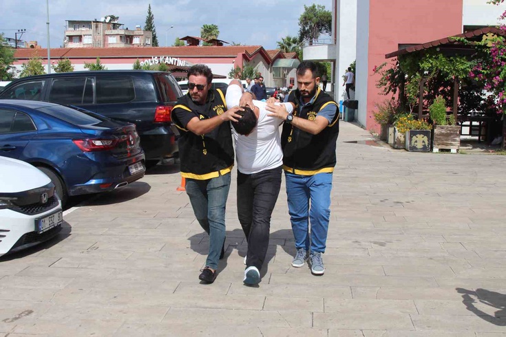 Yüreğir'de pimi çekilmiş el bombasıyla direnen firari tutuklandı: Uzman mandalı koli bandıyla sabitledi