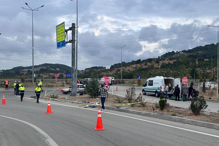 Ayvacık'ta İzmir yolundaki otobüs otomobile çarptı: 2 kişi yaşamını yitirdi