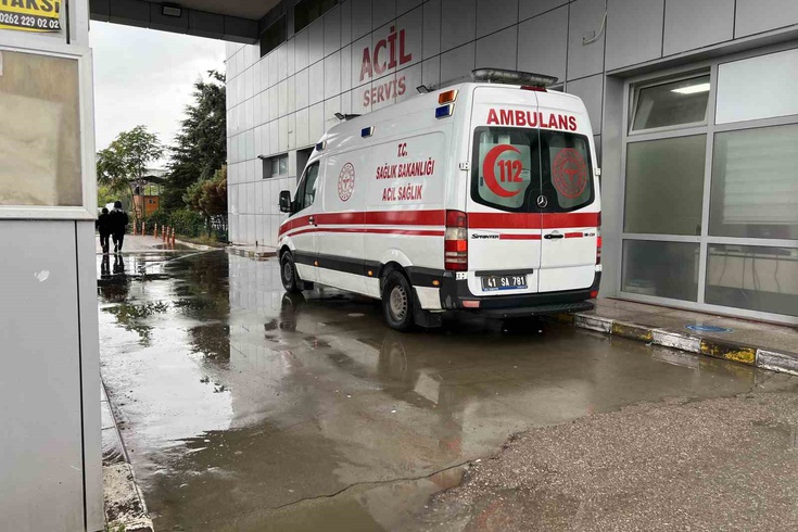 Derince'de bir okulda sınıfın tavanından sıvalar döküldü: 3 öğrenci yaralı