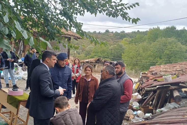 Mudanya'da sağanak sonrası su baskını: Evde mahsur kalan anne ve 3 çocuk tahliye edildi