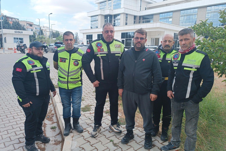 Tır kazasında ölen 'Motovlogcu Dayı' için motorcular Adli Tıp önünde! Altın Elbiseli Adam'ı örnek almış