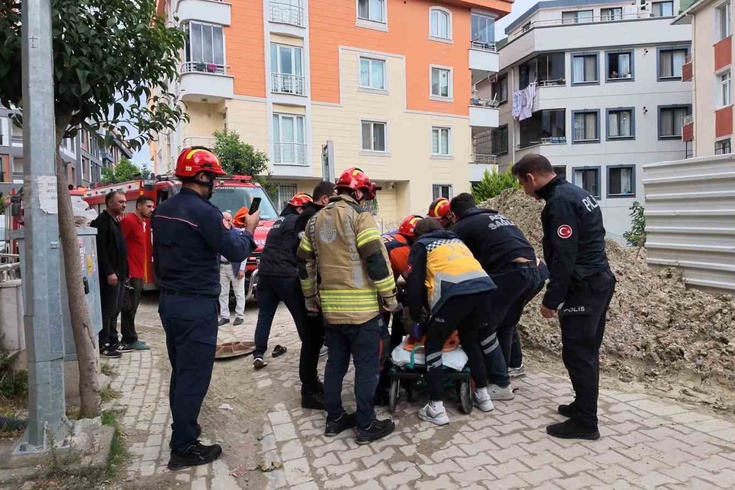 Avcılar'da rögar kapağı ayağının altında açıldı: Yaşlı kadın çukurdan itfaiyeyle çıkarıldı